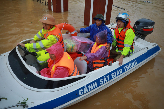 BV Đa khoa Lệ Thủy, Đà Nẵng bất ngờ trở thành tâm lũ và được các đội cứu trợ tới ứng cứu