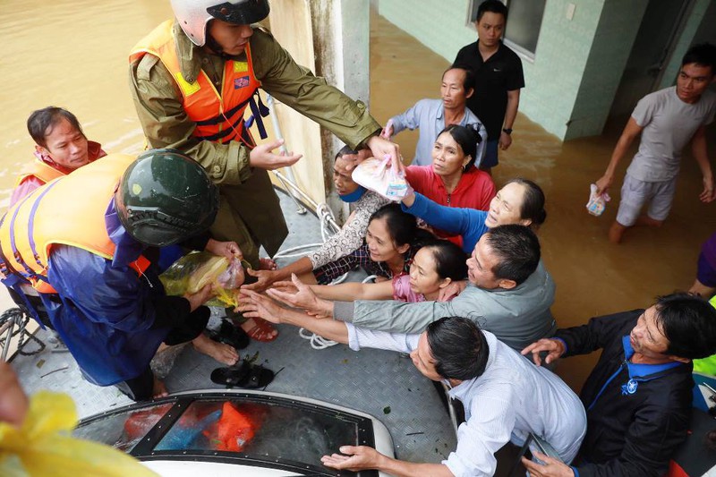 Bệnh nhân và người nhà bệnh nhân tại Bệnh viện Đa khoa Lệ Thủy được các đội cứu trợ tới cứu tế.