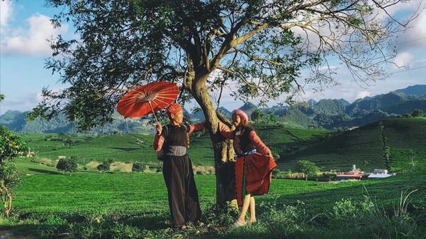 Cặp đôi Sơn - Vy đã có những ngày hạnh phúc bên nhau khi đi 'phượt' vòng quanh đất nước và tìm hiểu văn hóa mỗi vùng miền.