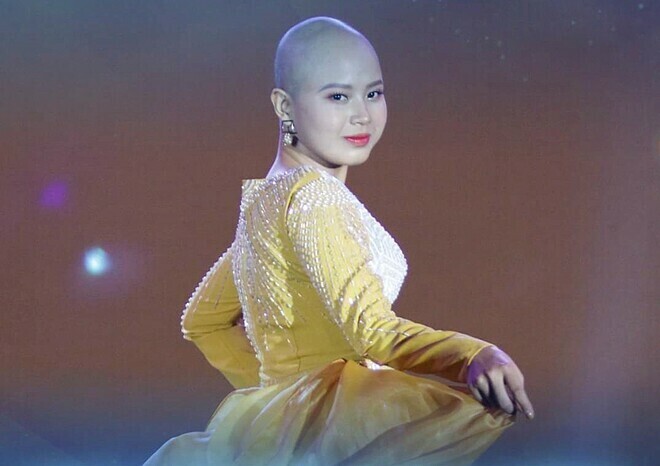 Thủy Tiên khi đoạt danh hiệu 'Miss truyền cảm hứng' trong cuộc thi 'Miss Ngoại thương' vào năm 2019