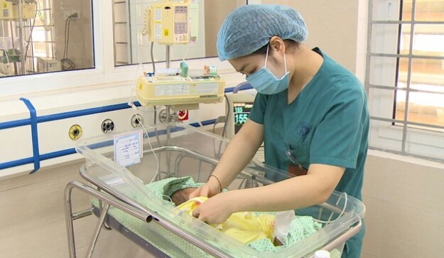 Bé trai sơ sinh đã được các bác sĩ chăm sóc và bệnh viện hy vọng cha mẹ bé chuyển ý