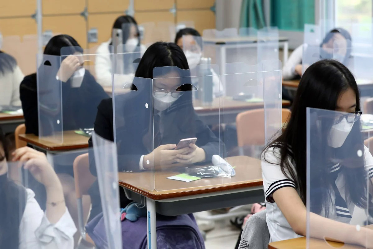 Các cô bé học sinh trung học được bố mẹ cho phép dùng di động tại Hàn Quốc