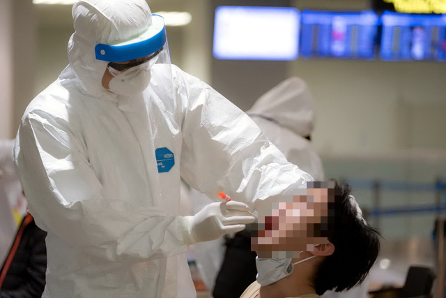 Nhân viên y tế lấy mẫu xét nghiệm tại sân bay