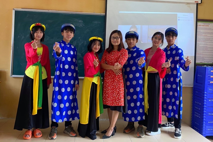 Cô giáo Hà Ánh Phượng và các em học sinh của mình