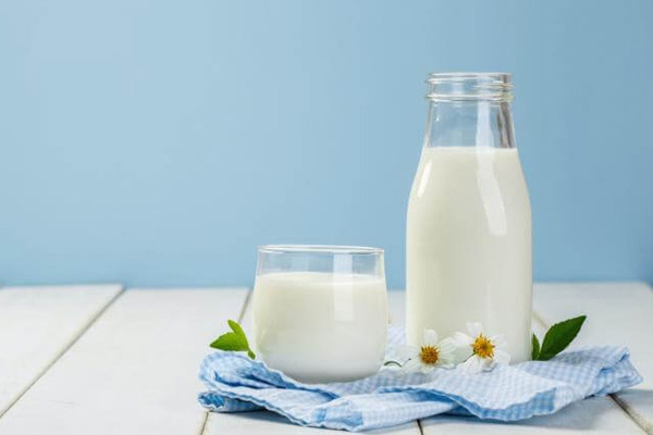 Sữa tách béo là một trong những món thức uống giúp chị em phụ nữ giữ sức khỏe và nhan sắc