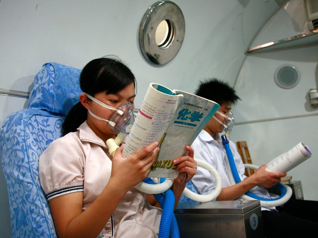 Trẻ em Trung Quốc bận rộn tới mức phải dùng ống thở để dưỡng sức sau mỗi giờ học căng thẳng nhưng không thể ngừng xem lại bài vở.
