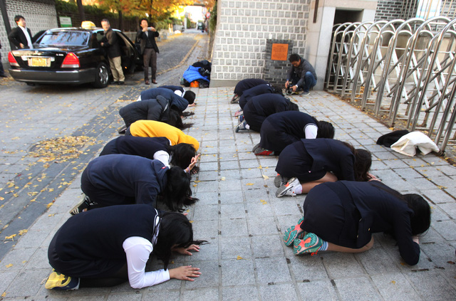 Học sinh Hàn Quốc phải quỳ xin lỗi trước cổng trường vì không hoàn thành mục tiêu học tập.