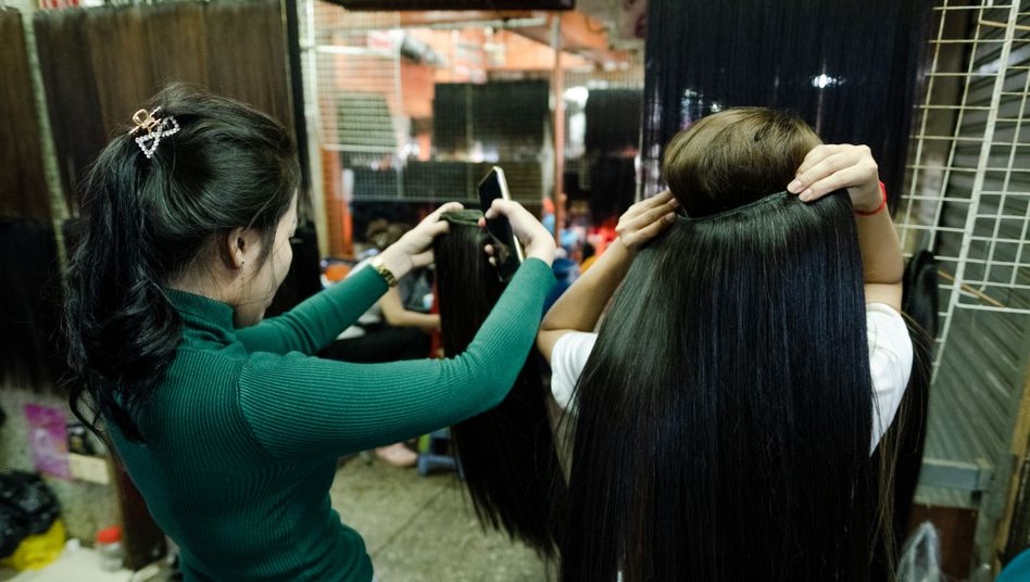 Phụ nữ nghèo Campuchia chấp nhận xui xẻo bán tóc kiếm tiền đóng học cho con