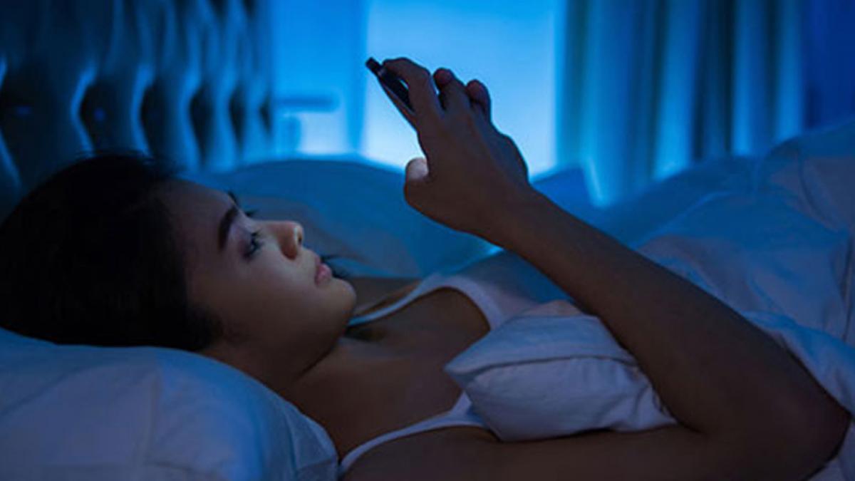 Ánh sáng từ điện thoại gây nhức mắt khiến giấc ngủ tới chậm hơn.
