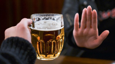 Hạn chế uống rượu bia là phương pháp tốt nhất phòng tránh các tác hại do rượu bia gây ra.