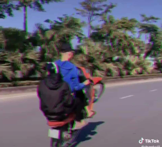 Nam thanh niên không đội mũ bảo hiểm, 'bốc đầu' xe máy gây mất trật tự an toàn giao thông trên tuyến đường Cổ Linh, quận Long Biên. 