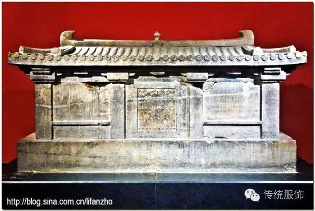 Các nhà khảo cổ sau đó đã khai quật ngôi mộ và xác định chủ nhân nằm bên trong là người hoàng tộc thời Bắc Chu, nhà Tuỳ (581 – 619). 