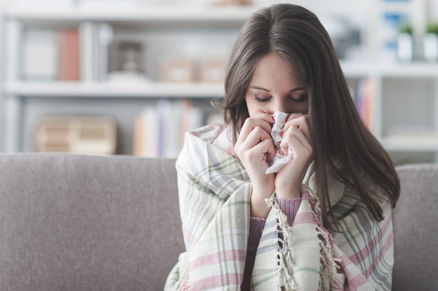 Các triệu chứng thông thường nhất bao gồm sốt, tăng thân nhiệt, ho khan, cơ thể mệt mỏi.
