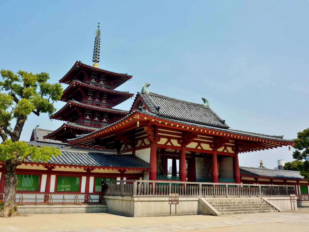 Shitennō-ji, được xây dựng vào năm 593 sau Công nguyên, là ngôi chùa Phật giáo đầu tiên ở Nhật Bản.