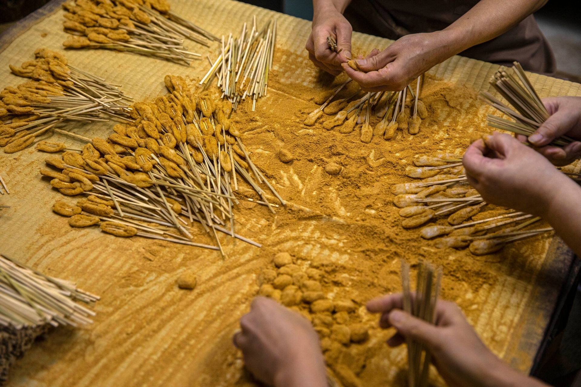 Phần lớn phụ nữ trong gia đình Hasegawa làm bánh với công thức gần như không đổi trong suốt hơn 1000 năm.