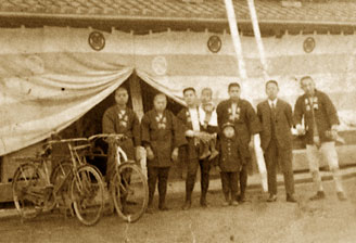 Những công nhân làm việc cho gia đình Kongō Gumi, đầu thế kỷ 20.