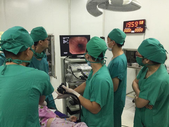 Ca phẫu thuật nội soi gắp chiếc kim băng đang mở trong thực quản bé gái 4 tuổi tại Bệnh viện Sản nhi tỉnh Quảng Ninh - Ảnh: BỆNH VIỆN CUNG CẤP.