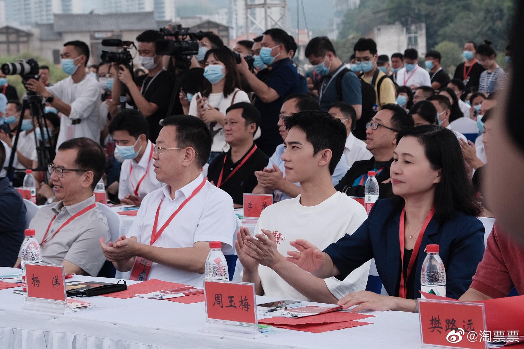 Là đại sứ thương hiệu BVLGARI nhưng Dương Dương giản dị đặc biệt trong dịp quan trọng