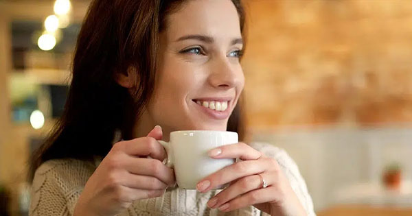 Biết tất tần tật một cô gái chỉ qua cách cầm ly nước