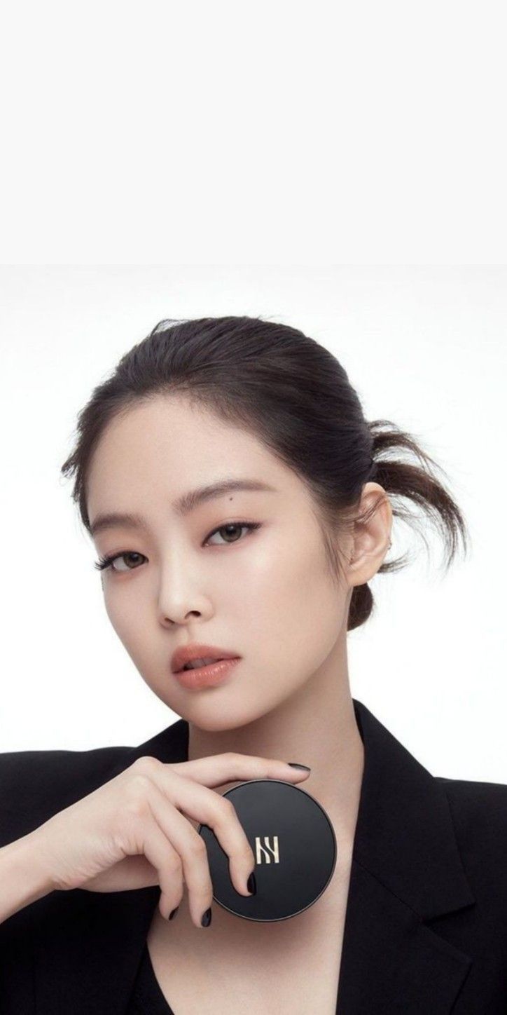 Tuỳ theo cách make up của bạn mà cũng có thể khiến kiểu tóc này trông có phần 