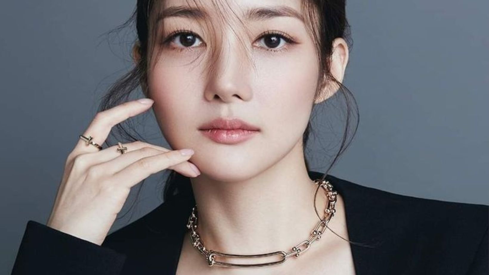 Hướng dẫn 4 kiểu buộc tóc thanh lịch cho nàng U30