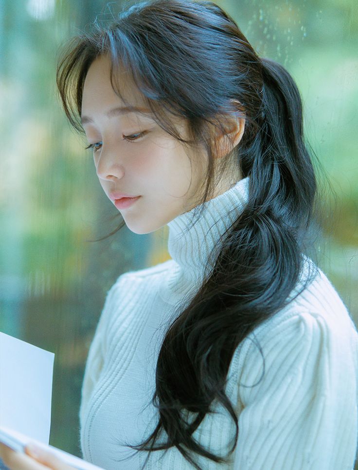 Một kiểu tóc buộc thấp luôn được đánh giá cao về sự trang nhã và thanh lịch, đặc biệt là với những phụ nữ đã bước qua tuổi 30. Đây là lựa chọn không thể sai trong việc tạo điểm nhấn cho vẻ đẹp tự nhiên của bạn. Tuy nhiên, hãy thử nâng cấp và biến tấu kiểu tóc buộc thấp để mang đến sự trẻ trung và hiện đại