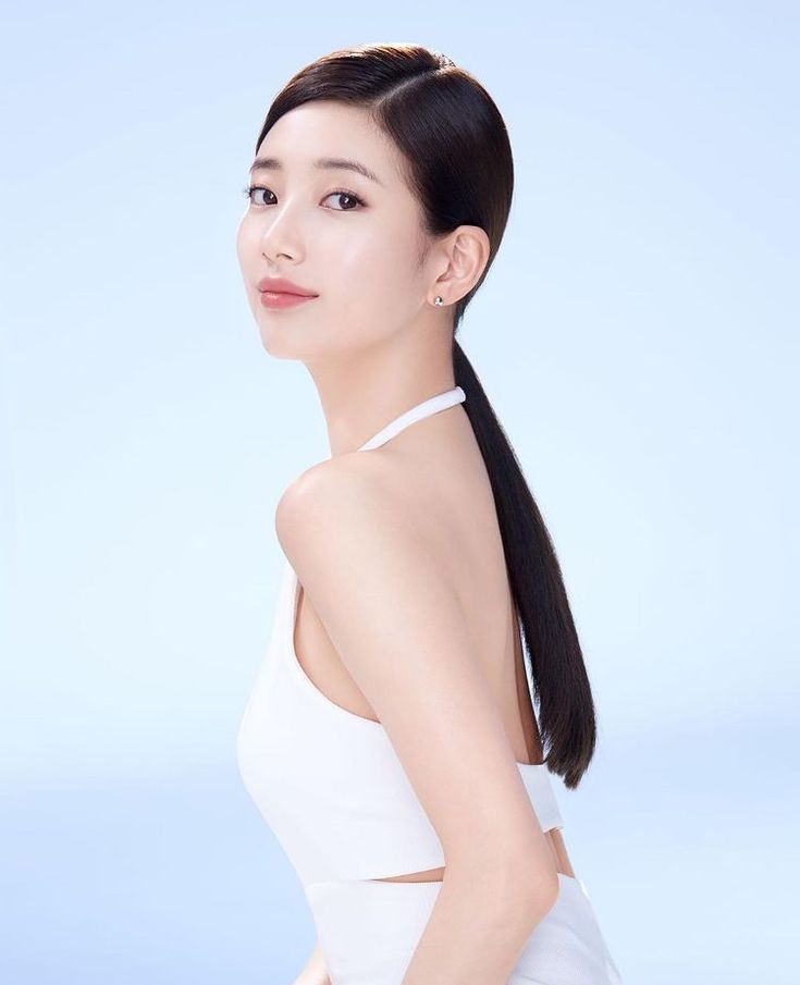 Bí quyết ở đây nằm ở việc để vài lọn tóc mái tự nhiên và uốn nhẹ sóng ở phần chân tóc. Điều này không chỉ tạo thêm sự tươi mát mà còn giúp gương mặt trở nên thon gọn hơn. Để tạo điểm nhấn độc đáo, thay vì sử dụng chun tóc đơn giản, bạn có thể thử dùng một chiếc khăn lụa hoặc dây buộc vải scrunchie để buộc tóc. Điều này sẽ mang đến vẻ dịu dàng, ngọt ngào và rạng ngời cho diện mạ của bạn.