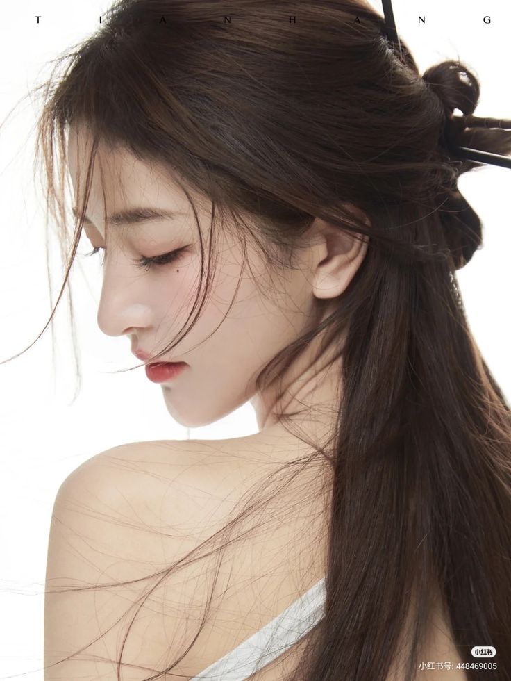 Không chỉ dịu dàng và nữ tính, tóc buộc nửa còn mang đến sự tinh tế mà không thua kém so với tóc xõa. Đây là một kiểu tóc có khả năng tạo nên vẻ gọn gàng cho diện mạo của bạn, đồng thời còn làm bạn nổi bật trong mọi tình huống.