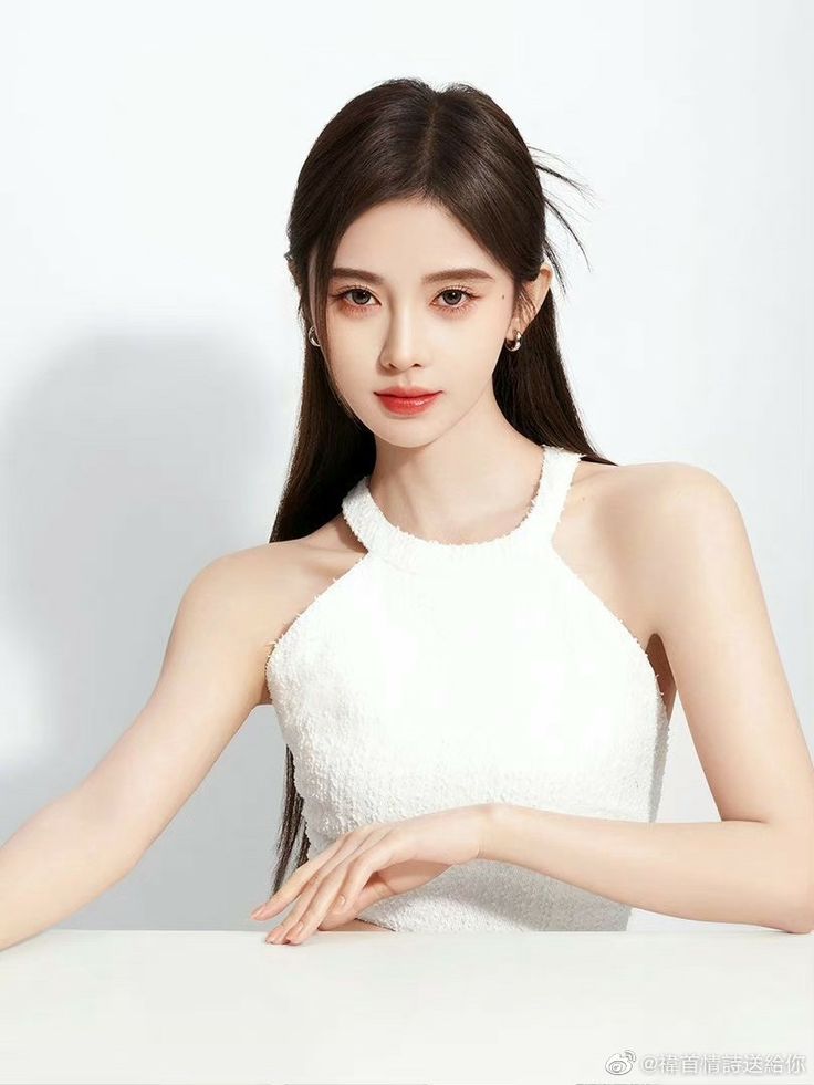 Cách tạo kiểu này có thể khá kén mặt, tuy nhiên để đạt được vẻ trẻ trung và thời thượng, bạn có thể kéo phồng một số sợi tóc ở phần đỉnh đầu. Sự kết hợp này không chỉ thể hiện sự phá cách mà còn tạo ra một vẻ ngoại hình thật rạng ngời