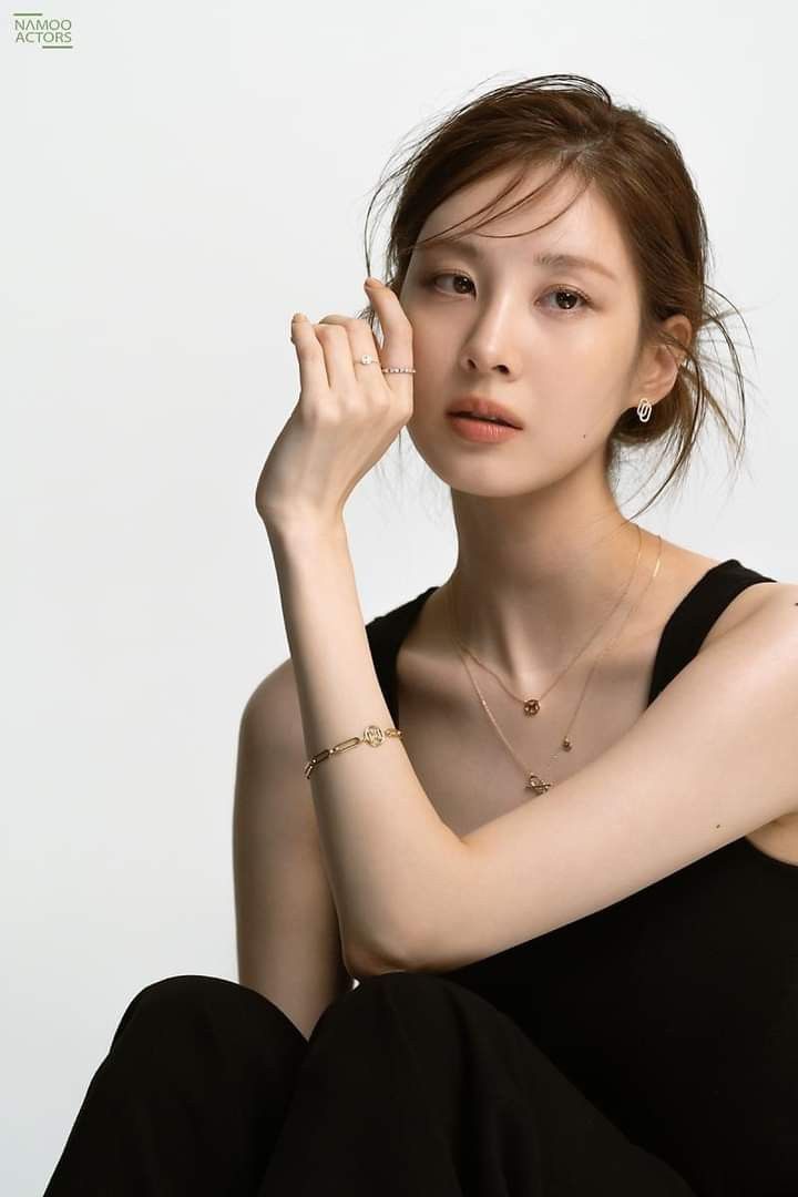 Trong cái nóng của mùa hè, việc buộc tóc thành kiểu búi luôn là một sự lựa chọn tuyệt vời. Đúng là tóc búi mang đến sự ngăn nắp và thoải mái, đồng thời làm bộ mặt bạn trở nên tỏa sáng hơn. Đối với những phụ nữ vượt qua tuổi 30, tóc búi thấp thường được ưa chuộng hơn tóc búi cao, vì nó tôn thêm vẻ thanh lịch và tinh tế