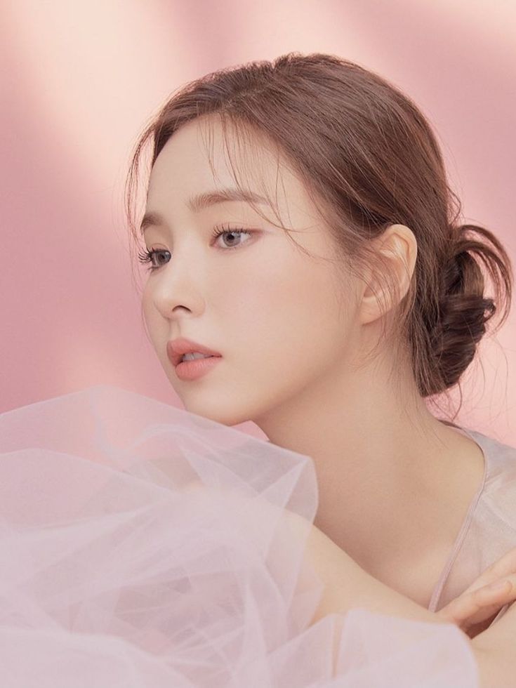 Bí quyết tạo kiểu tóc búi thấp nằm ở việc để vài lọn tóc mềm mại ở hai bên tai hoặc để mái tóc thưa. Điều này giúp khuôn mặt trở nên cân đối và thanh thoát hơn. Một phong cách thú vị mà nhiều người thường áp dụng khi buộc tóc búi thấp là đeo khuyên tai tròn. Điều này không chỉ tạo thêm điểm nhấn rạng ngời mà còn làm cho diện mạo thêm phần cuốn hút và sang trọng