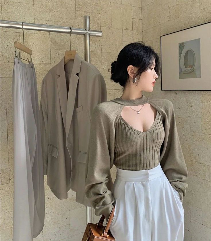 Kiểu tóc kẹp kiểu Hàn đang trở thành mốt phổ biến trong mùa hè, và điều này hoàn toàn dễ hiểu. Tóc kẹp kiểu Hàn Quốc được đánh giá vì tính đơn giản trong việc tạo kiểu. Đúng vậy, bạn chỉ cần gấp tóc làm đôi hoặc ba và cố định bằng những chiếc kẹp càng cua, bạn đã có một kiểu tóc gọn gàng và thoải mái ngay lập tức. Tóc kẹp càng cua thường mang đậm chất phồng và sự tự nhiên, giúp tạo nên một góc nghiêng cuốn hút hơn cho gương mặt và làm cho khuôn mặt trở nên thon gọn hơn