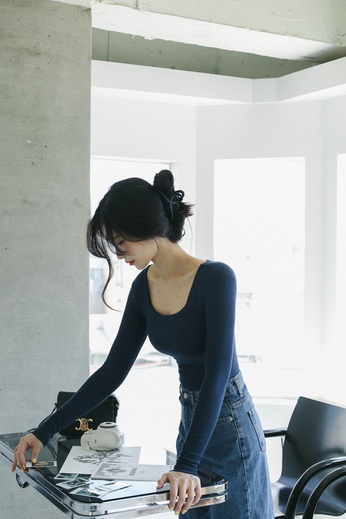 Tóc kẹp càng cua mang trong mình vẻ tinh tế, vì thế nó hoàn toàn phù hợp cho những phụ nữ đã bước qua tuổi 30. Ngay cả khi bạn chỉ chọn những thiết kế kẹp càng cua đơn giản nhất, diện mạo của bạn vẫn tỏa sáng và phong cách. Điều này sẽ giúp bạn trở nên nổi bật và thật sành điệu