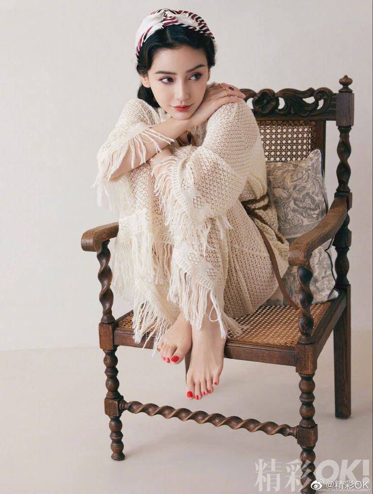Sự nổi bật về vẻ đẹp và danh tiếng của Angelababy có thể coi là điều không thể bàn cãi. Tuy nhiên, vẫn luôn tồn tại sự tò mò từ phía công chúng về tài năng của cô. Sinh năm 1989, Angelababy bắt đầu sự nghiệp trong vai trò người mẫu trước khi chuyển hướng vào lĩnh vực diễn xuất. Thời điểm này, tài năng diễn xuất của cô vẫn luôn là một câu hỏi đối với đông đảo khán giả