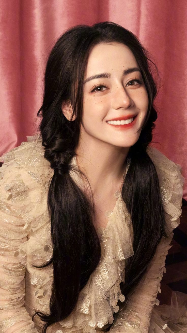 Cũng như đàn chị Angelababy, Địch Lệ Nhiệt Ba cũng thường xuyên gặp phải những tranh cãi về khả năng diễn xuất. Thậm chí, cô còn được bình chọn là 1 trong những tiểu hoa diễn xuất tệ của showbiz. Mặc dù vậy nhưng danh tiếng của Địch Lệ Nhiệt Ba vẫn vô cùng 