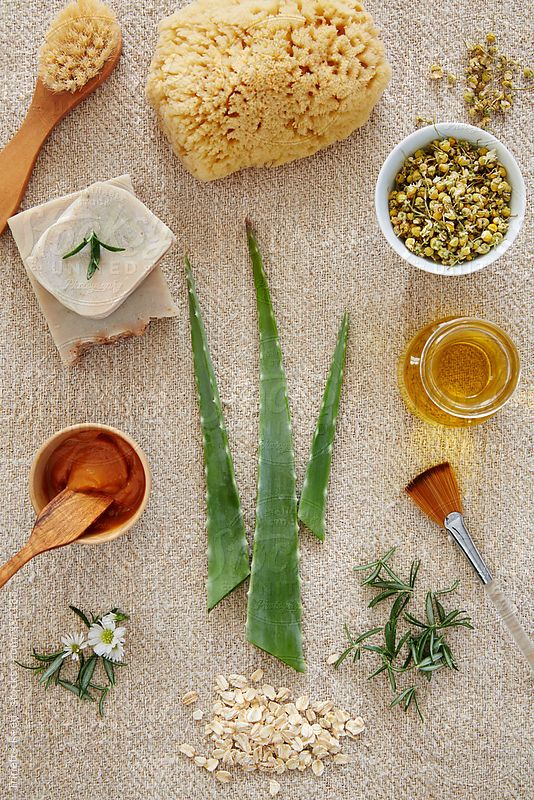 Nha đam không chỉ làm mịn da, giảm tình trạng khô, mà còn giúp phục hồi đôi môi khô nứt bằng cách cung cấp độ ẩm tối ưu cho đôi môi vào ban đêm. Với khả năng làm dịu tức thì, nha đam còn giúp nuôi dưỡng cho đôi môi luôn đầy ẩm