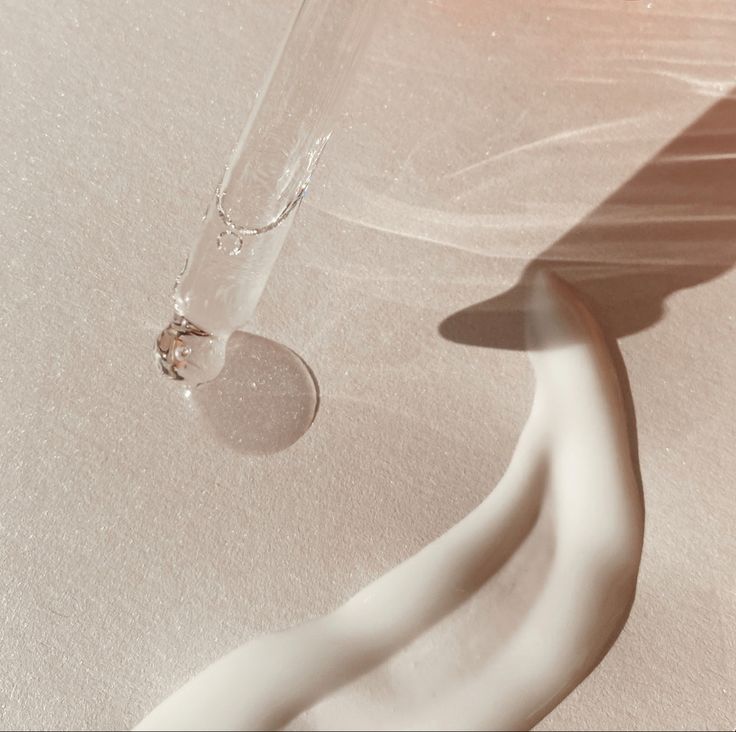 Việc chăm sóc da với sản phẩm chứa retinol đòi hỏi sự tôn trọng ba yếu tố quan trọng: liều lượng đúng, quy trình chính xác và thời điểm hợp lý. Thiếu sót trong bất kỳ yếu tố nào trong ba yếu tố này có thể khiến cho kết quả không đạt như kỳ vọng