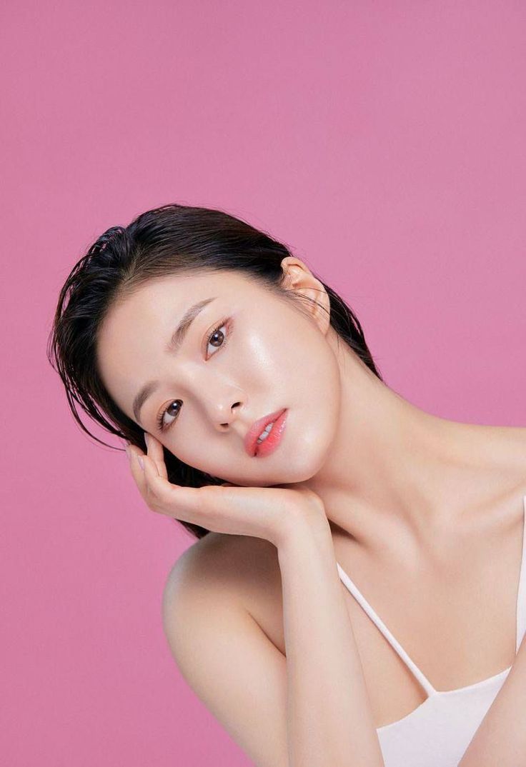 Các nghiên cứu đã rõ ràng chỉ ra rằng hiệu suất tối đa của retinol chỉ đạt được khi da bạn ở trạng thái khỏe mạnh và không gặp tác động phụ gì có thể cản trở quá trình hấp thu. Một cách hiệu quả để đảm bảo điều này là duy trì độ ẩm cho làn da của bạn. Cho dù bạn có làn da dầu, nhạy cảm hay khô, việc sử dụng kem dưỡng ẩm là một cách tốt nhất để chuẩn bị da cho quá trình sử dụng retinol