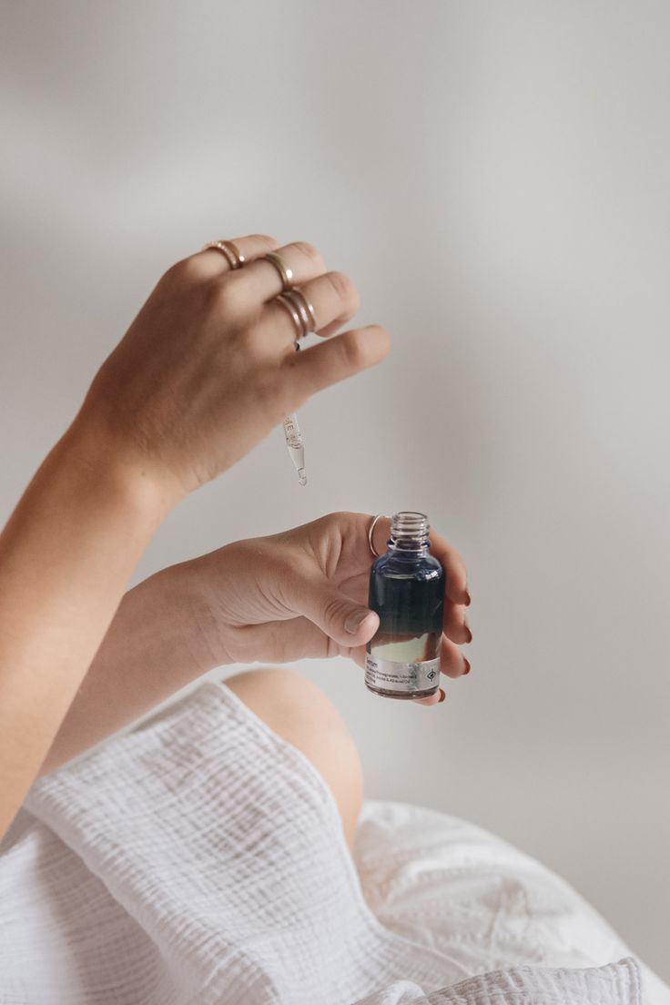 Trong quá trình chăm sóc da, quan trọng hơn cả là đảm bảo độ an toàn cho làn da của bạn. Hãy giãn cách thời gian sử dụng, không nên áp dụng nhiều loại hoạt chất trong cùng một ngày hoặc cùng một buổi. Thay vào đó, hãy chia ra và sử dụng chúng vào các ngày khác nhau để đảm bảo da có thời gian thích nghi và hấp thu tốt hơn