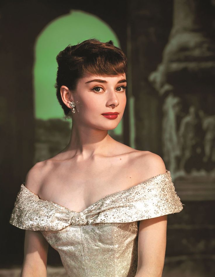 Màu son đỏ quyến rũ nay còn tuyệt mỹ hơn trên khuôn mặt của Audrey Hepburn