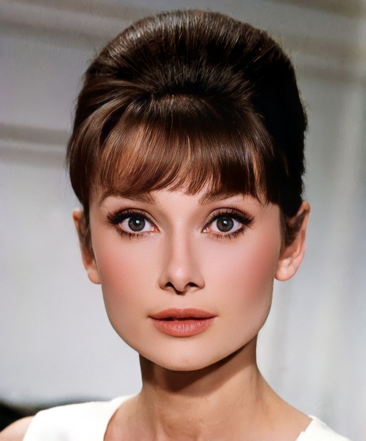 Vẻ đẹp như tạc tượng của Audrey Hepburn