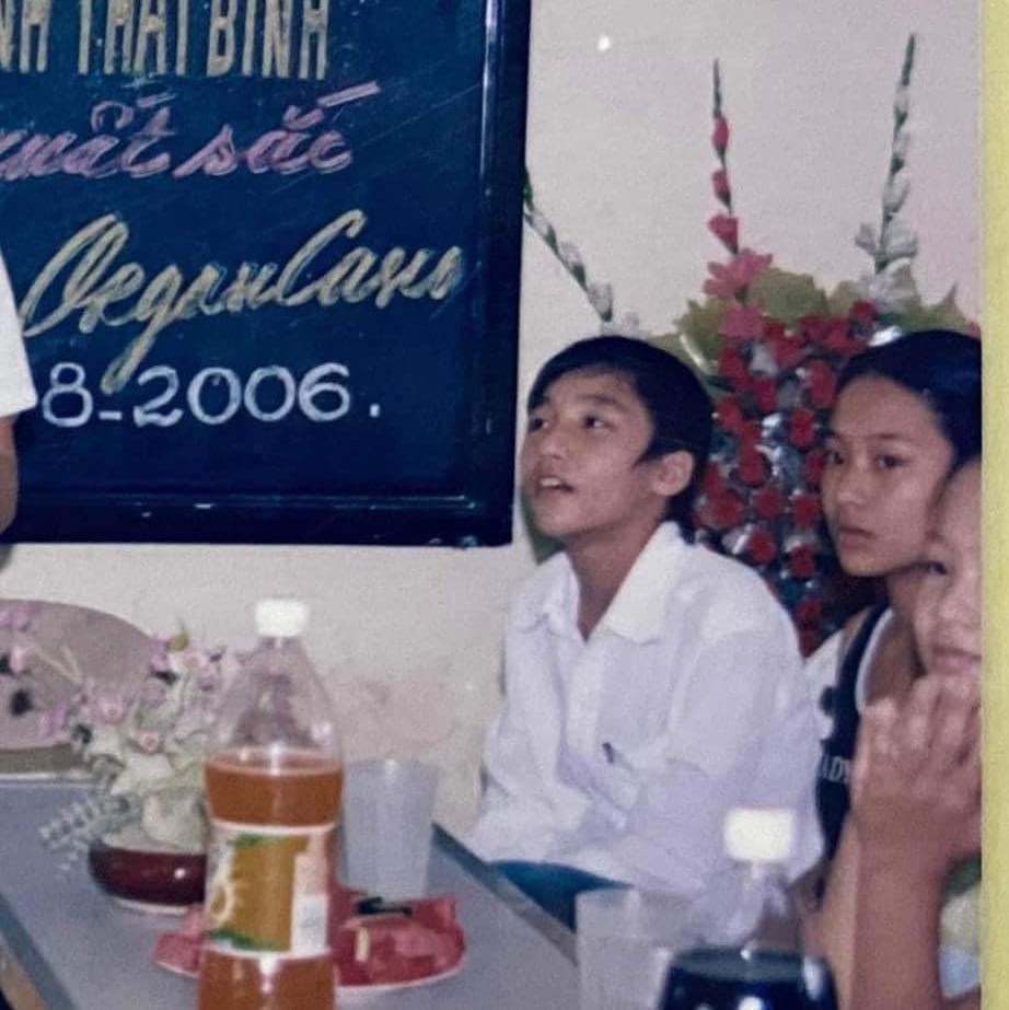 Khi đứng cùng bạn bè, nam ca sĩ trông rất nổi bật