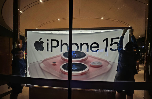 Nhân viên Apple Store tại World Center (Thái Lan) chuẩn bị cho ngày mở bán iPhone 15 series