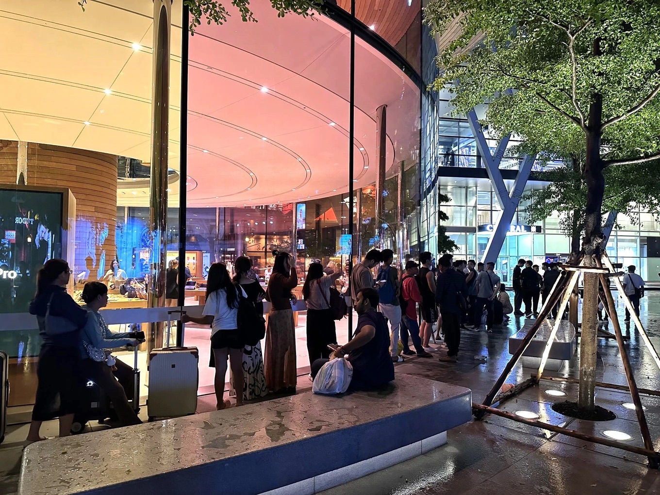 Apple Store Iconsiam đông kín người chờ mua iPhone mới (Ảnh: Hoàng Dũng)