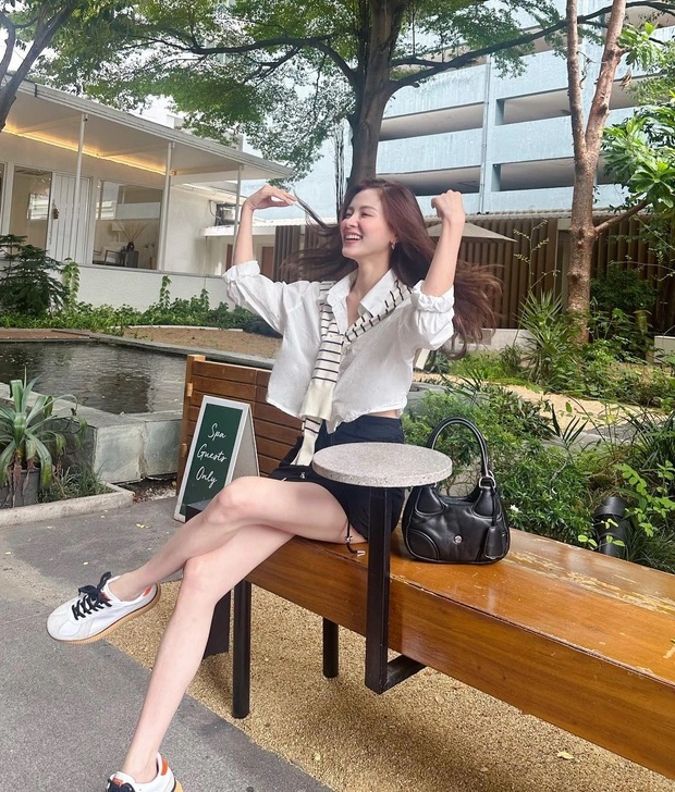  Công thức áo sơ mi trắng và quần short đen khá đơn giản