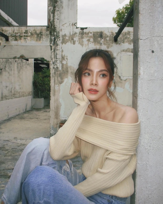 Áo len trễ vai có sự nổi bật nhưng vẫn trang nhã, thanh lịch.