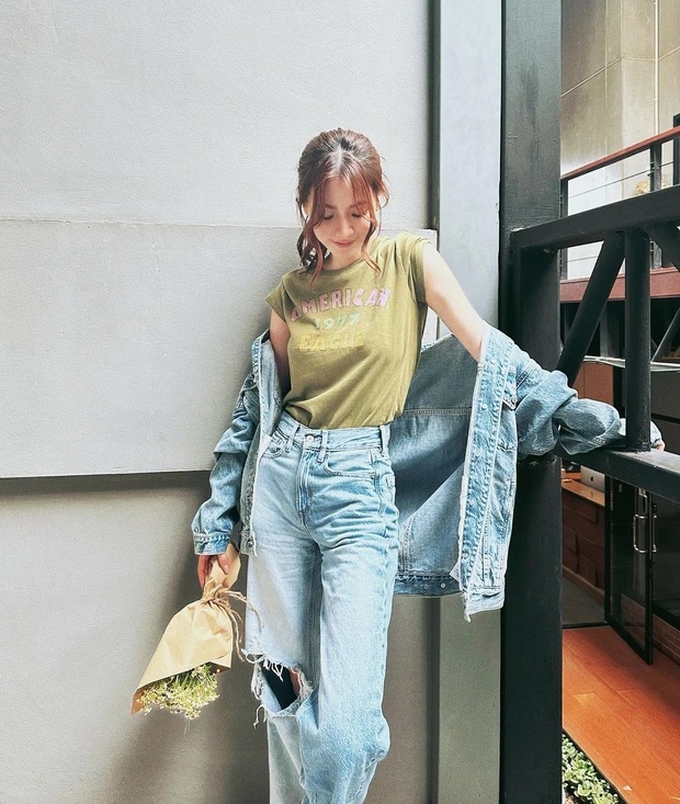 Công thức áo thun màu sắc, quần jeans và áo khoác denim