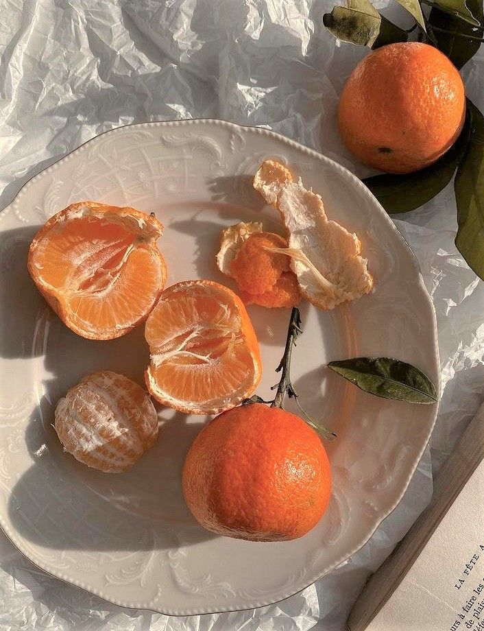 Táo, bưởi, cam, thanh long... là những loại quả chứa lượng đường thấp; trong khi mít, sầu riêng, nhãn... tất cả những loại quả nhiều đường đều phải hạn chế. Đừng vô tình để bản thân tăng cân tích mỡ thừa chỉ vì không phân biệt được đâu là loại trái cây tốt cho bữa tối giảm cân.