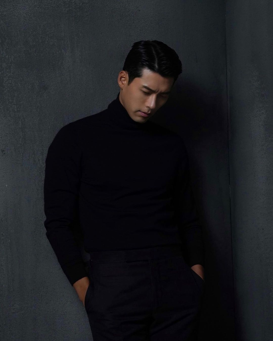 Phần lớn khối tài sản của Hyun Bin đến từ sự nghiệp diễn xuất. Phim ảnh của anh tự hào có một loạt tựa phim thành công về mặt thương mại, trong đó ngôi sao này được các chuyên gia ca ngợi vì có con mắt chọn kịch bản hay.