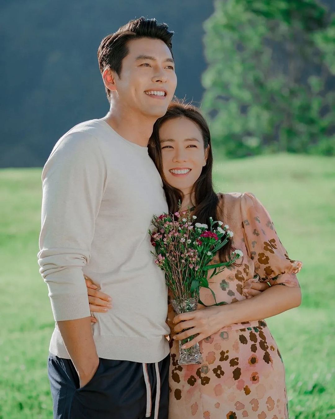 Với hình ảnh cao cấp, sang trọng và lịch lãm, cộng với việc duy trì mối quan hệ gia đình lãng mạn, hạnh phúc với Son Ye-jin cùng con trai, Hyun Bin ngày càng trở nên nổi tiếng và giàu có hơn, thành công cả trong sự nghiệp lẫn tình yêu.